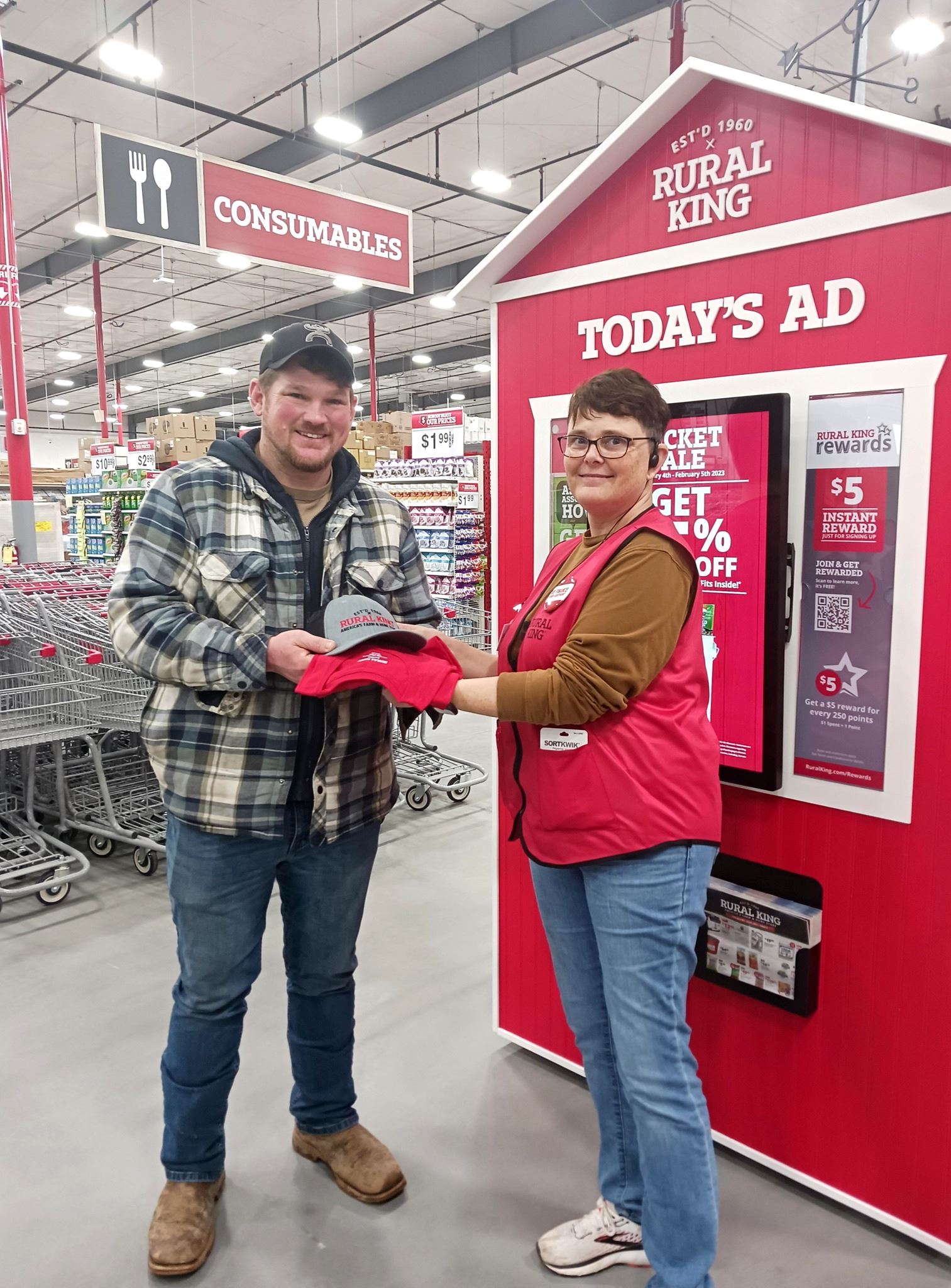 Photo of customer and employee interacting at new Rural King Supply Store in Albertville